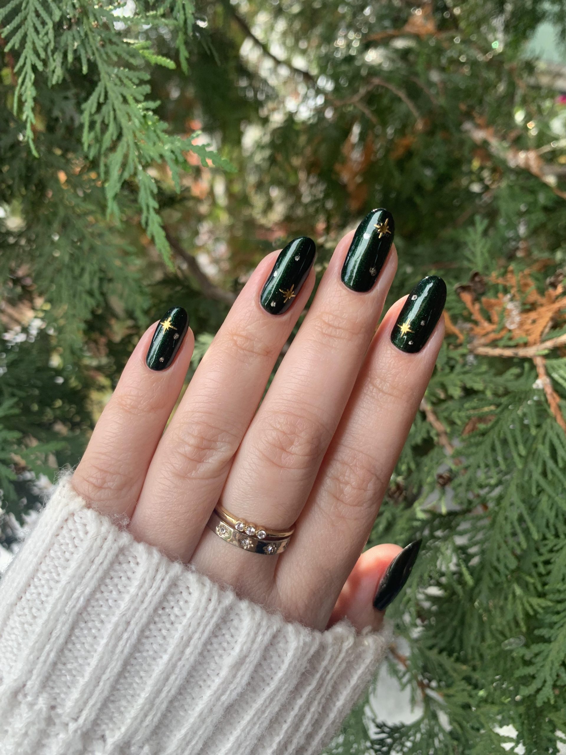 Forest Green with Festive Star Accents — Winter Green Nails