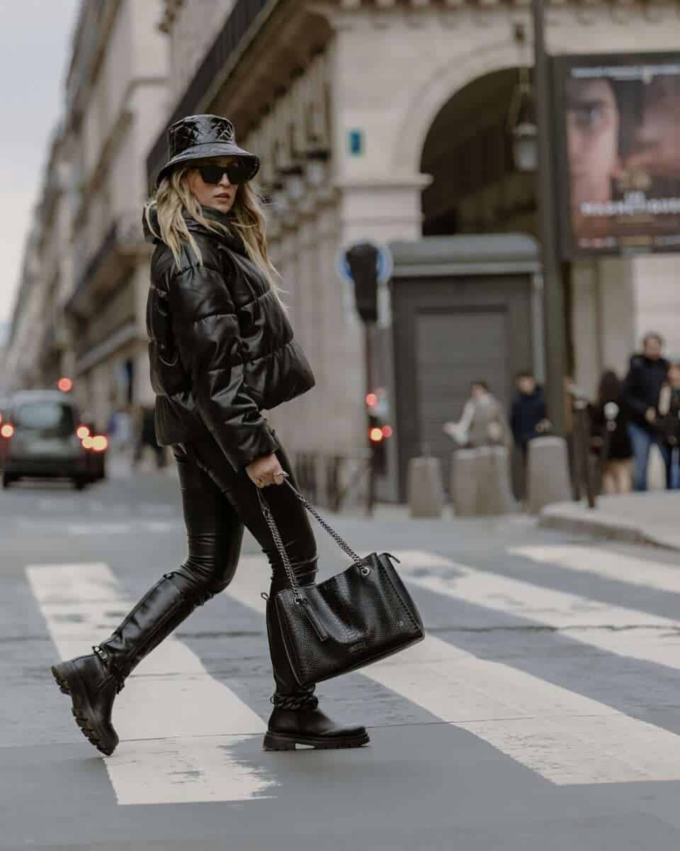 Casual Puffer Jacket with Skinny Pants and Bucket Hat Casual Puffer Jacket with Skinny Pants and Bucket Hat — All Black Winter Outfits