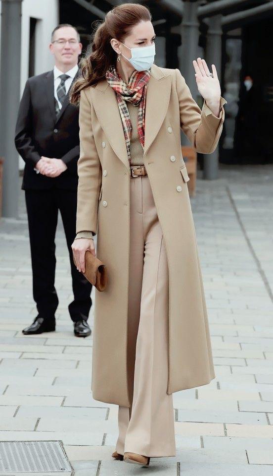 Long Beige Coat and Wide-Leg Trousers: Sophisticated Fall Business Attire — Fall to Winter Outfits