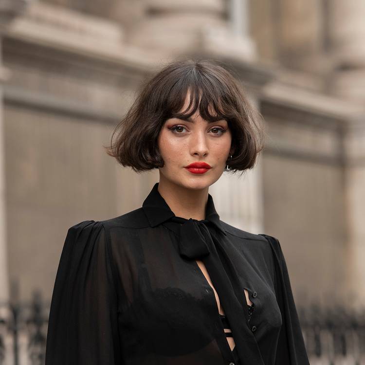 Dark Brown Chin Length Bob With Blunt Bangs Dark Brown Chin Length Bob With Blunt Bangs — Winter Haircuts for Heart Shaped Faces