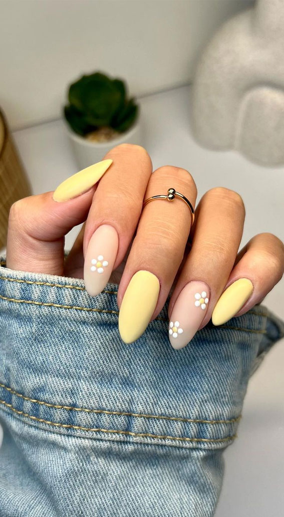Medium Almond Matte Yellow Nude Daisy Nails Medium Almond Matte Yellow Nude Daisy Nails — Yellow Nail Designs