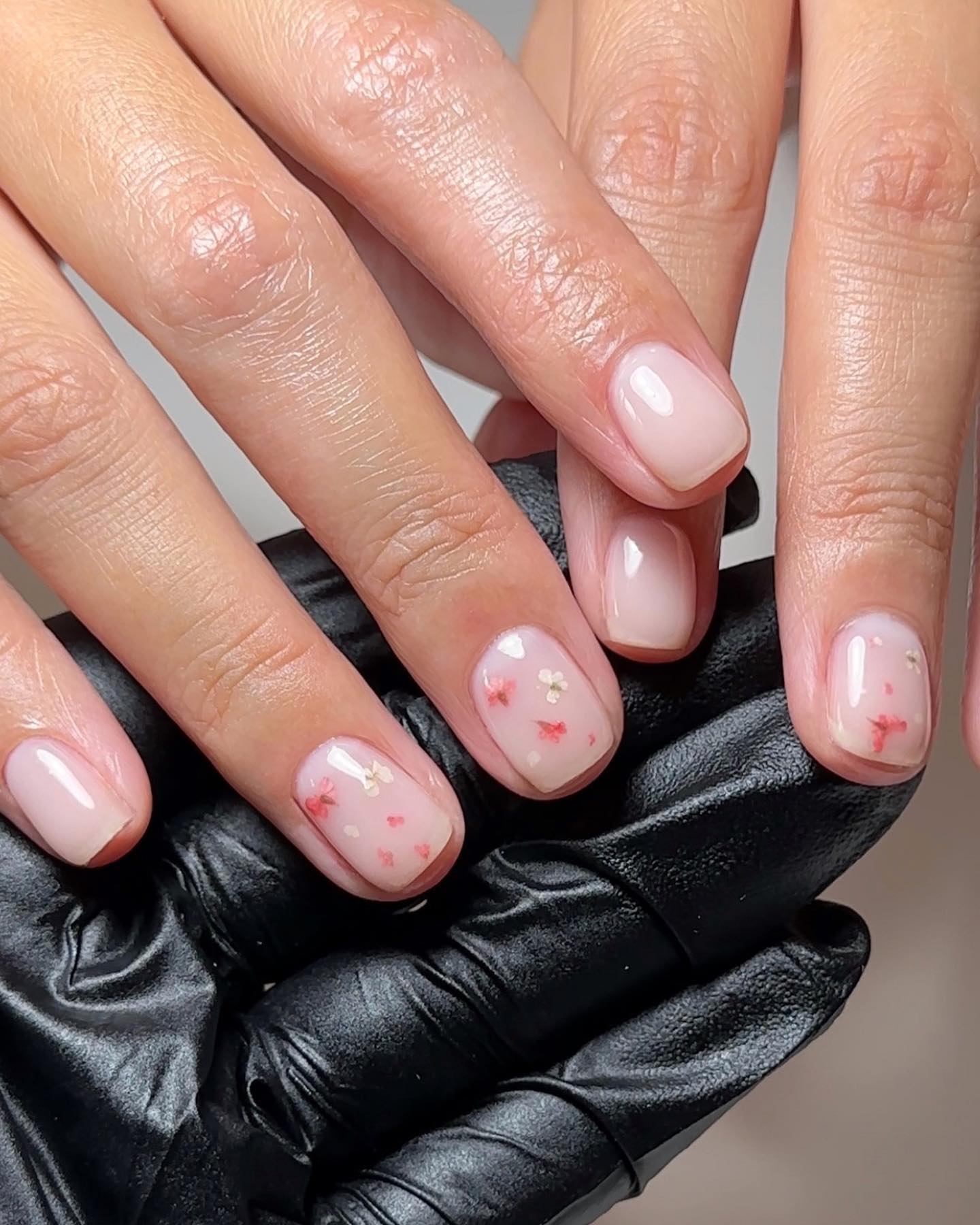 Delicate Floral Detail Short Nails Delicate Floral Detail Short Nails — Nail Art Ideas