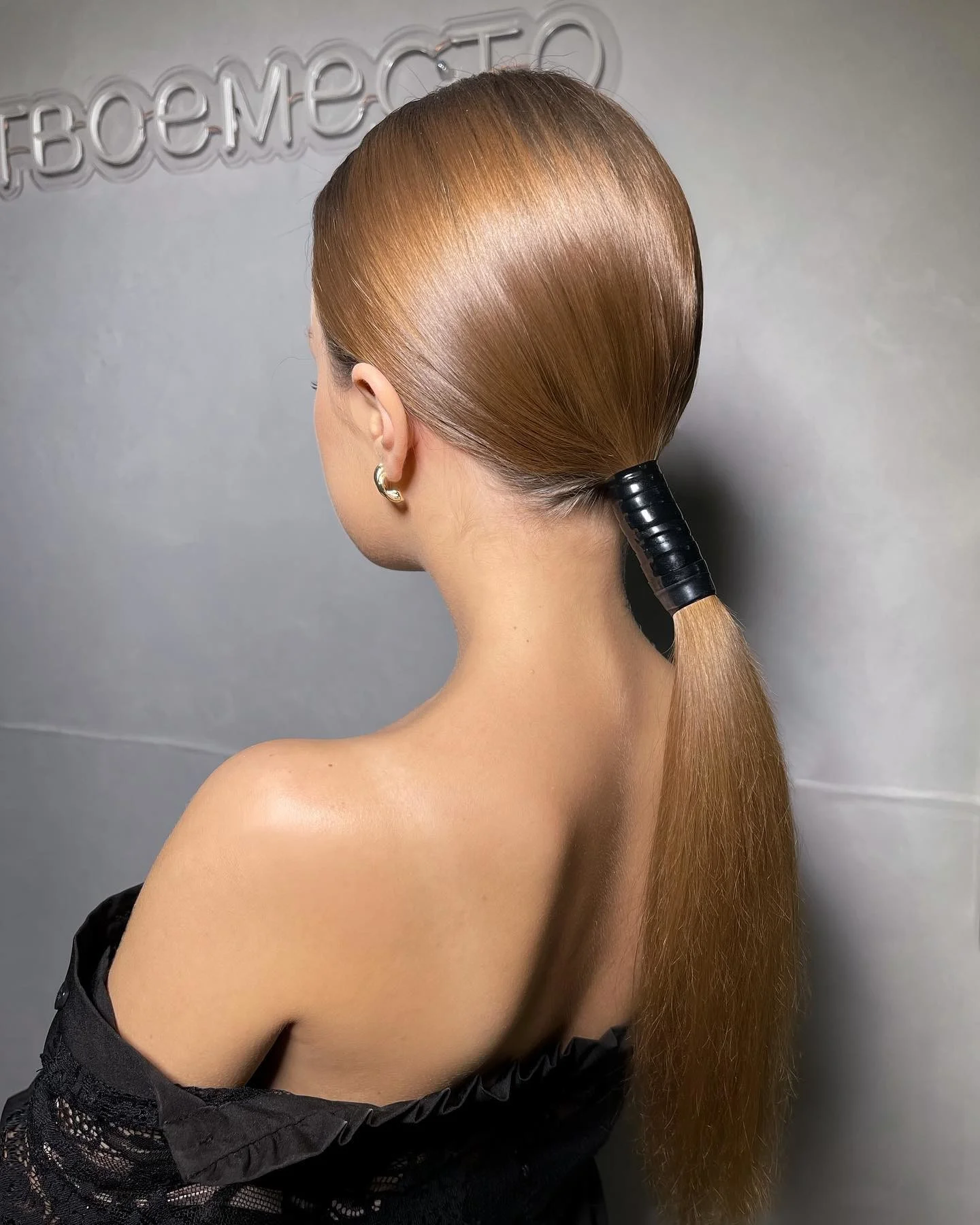 Sleek Warm Brown Ponytail with Black Band Sleek Warm Brown Ponytail with Black Band — Winter Ponytail Hairstyles