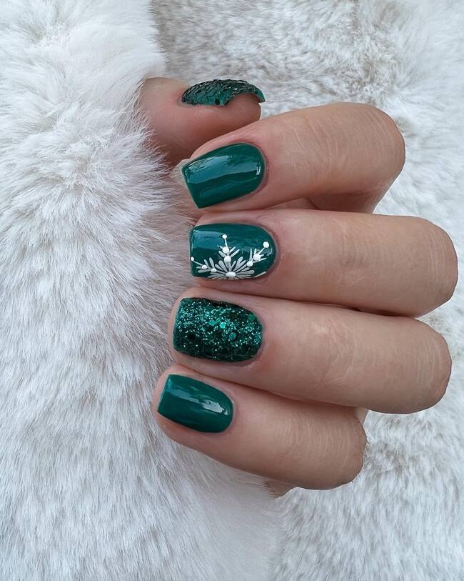 Emerald Green Snowflake Glitter Square Nails Emerald Green Snowflake Glitter Square Nails — Short Winter Square Nails