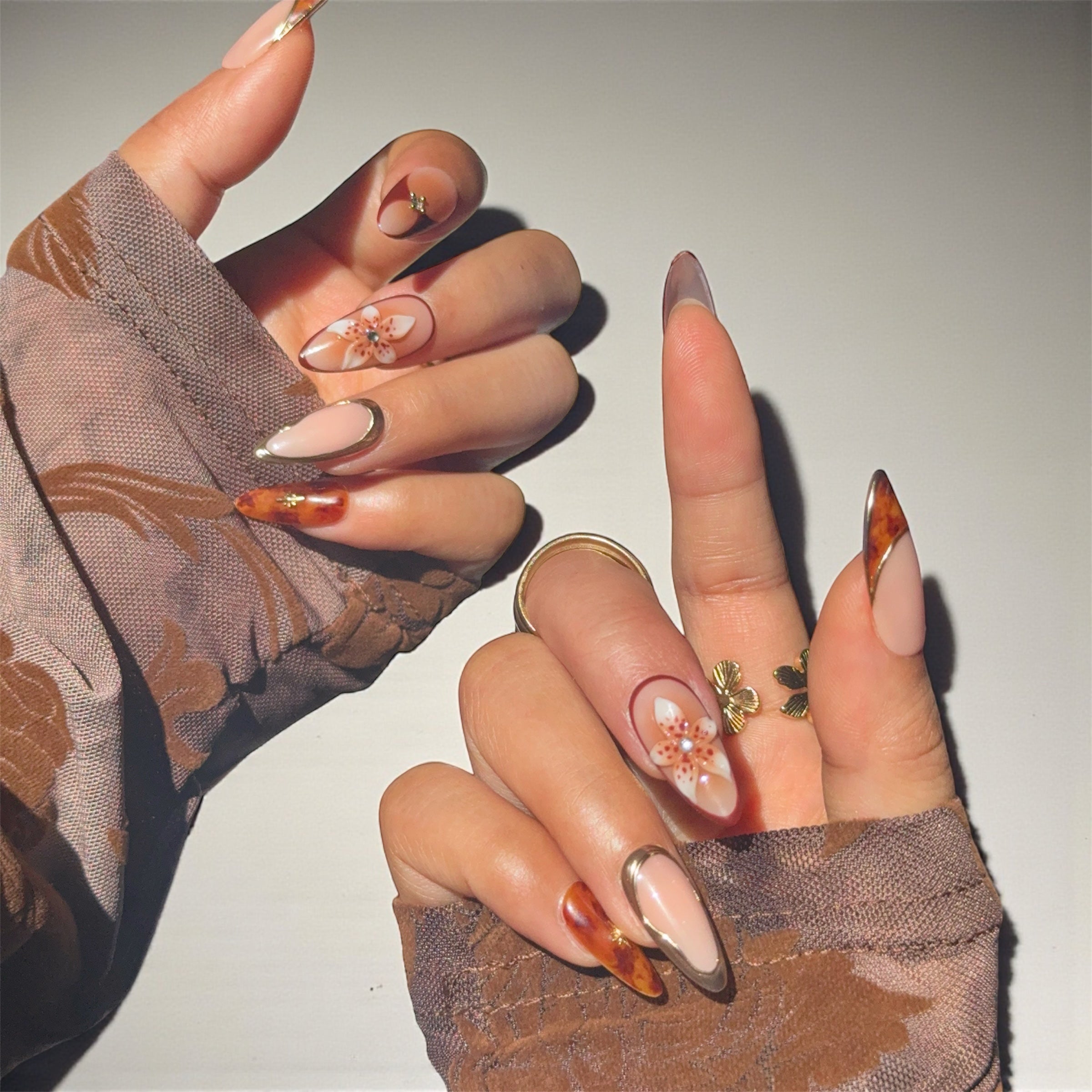 Floral Art Gold Foil Almond Nails Floral Art Gold Foil Almond Nails — Fall to Winter Nails