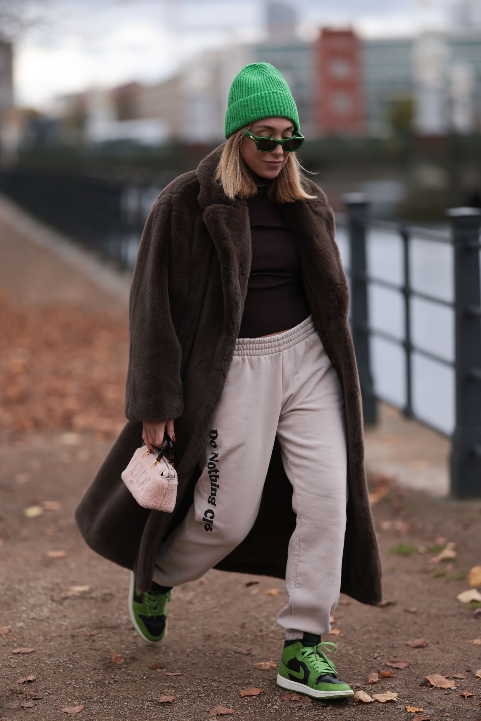 Vibrant Accents: Beige Sweatpants with Faux Fur Coat and Green Accessories — Sweatpants Outfits