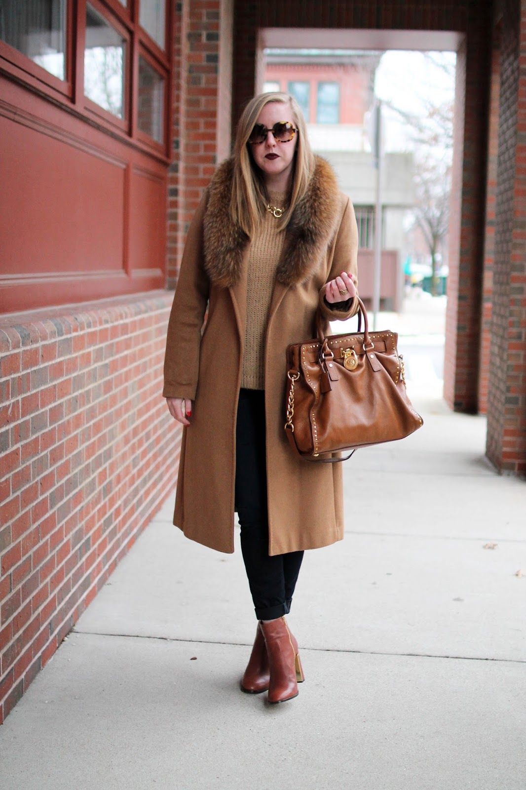 Camel Coat with Fur Collar, Tan Sweater, and Black Pants Camel Coat with Fur Collar, Tan Sweater, and Black Pants — Camel Coat Outfits