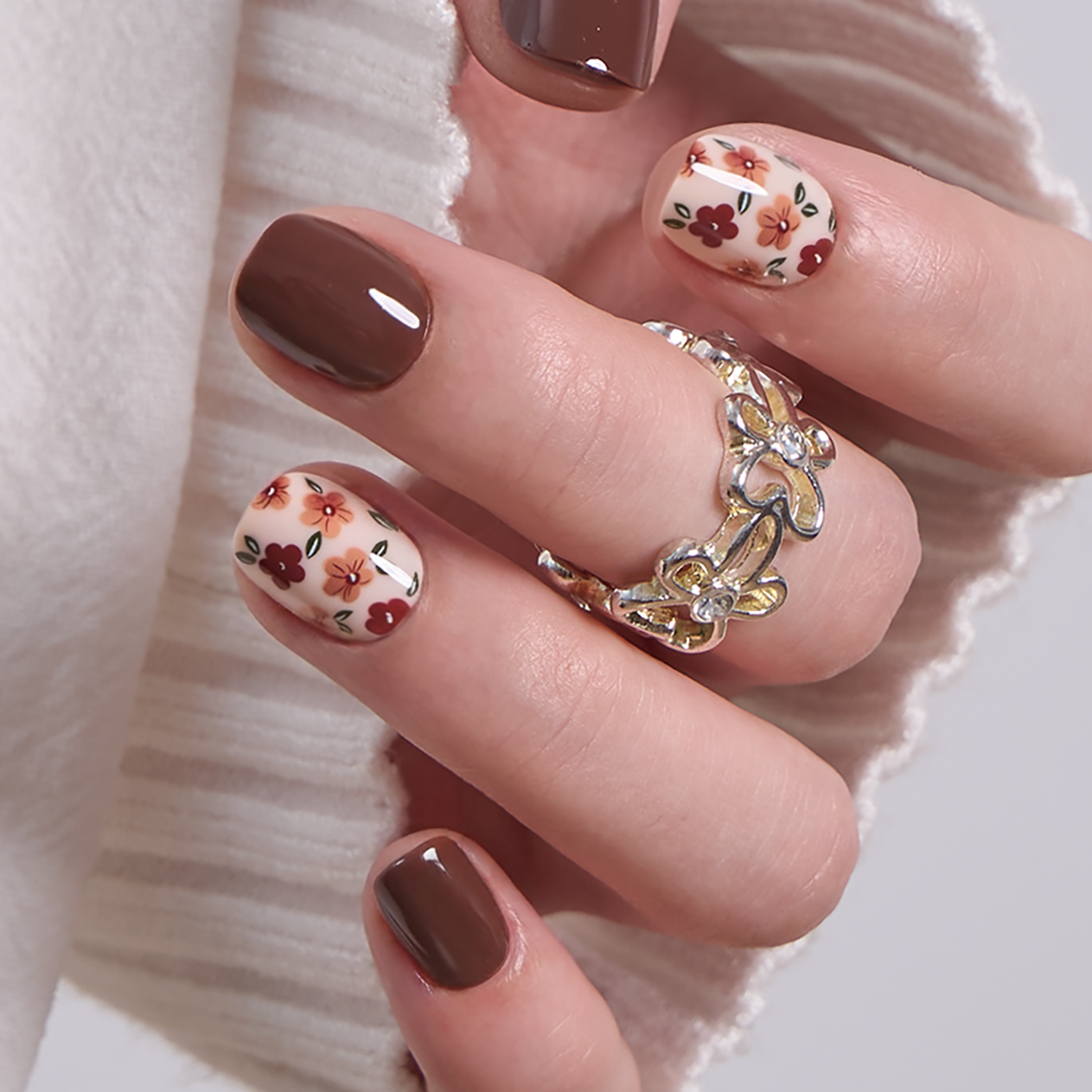 Floral Motif On Accent Nails Visual Idea Floral Motif On Accent Nails Visual Idea — Short Nail Designs