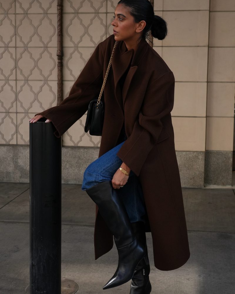 Oversized Coat and Jeans with Black Pointed-Toe Boots Oversized Coat and Jeans with Black Pointed-Toe Boots — Knee High Boots Outfits
