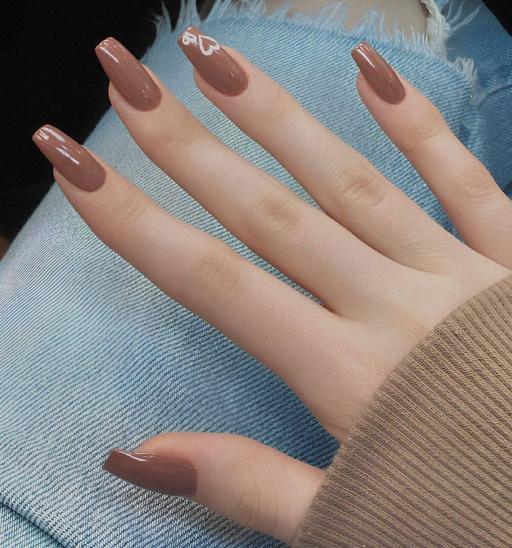 White Heart Outline On Accent Nail Visual Idea White Heart Outline On Accent Nail Visual Idea — Mocha Nails
