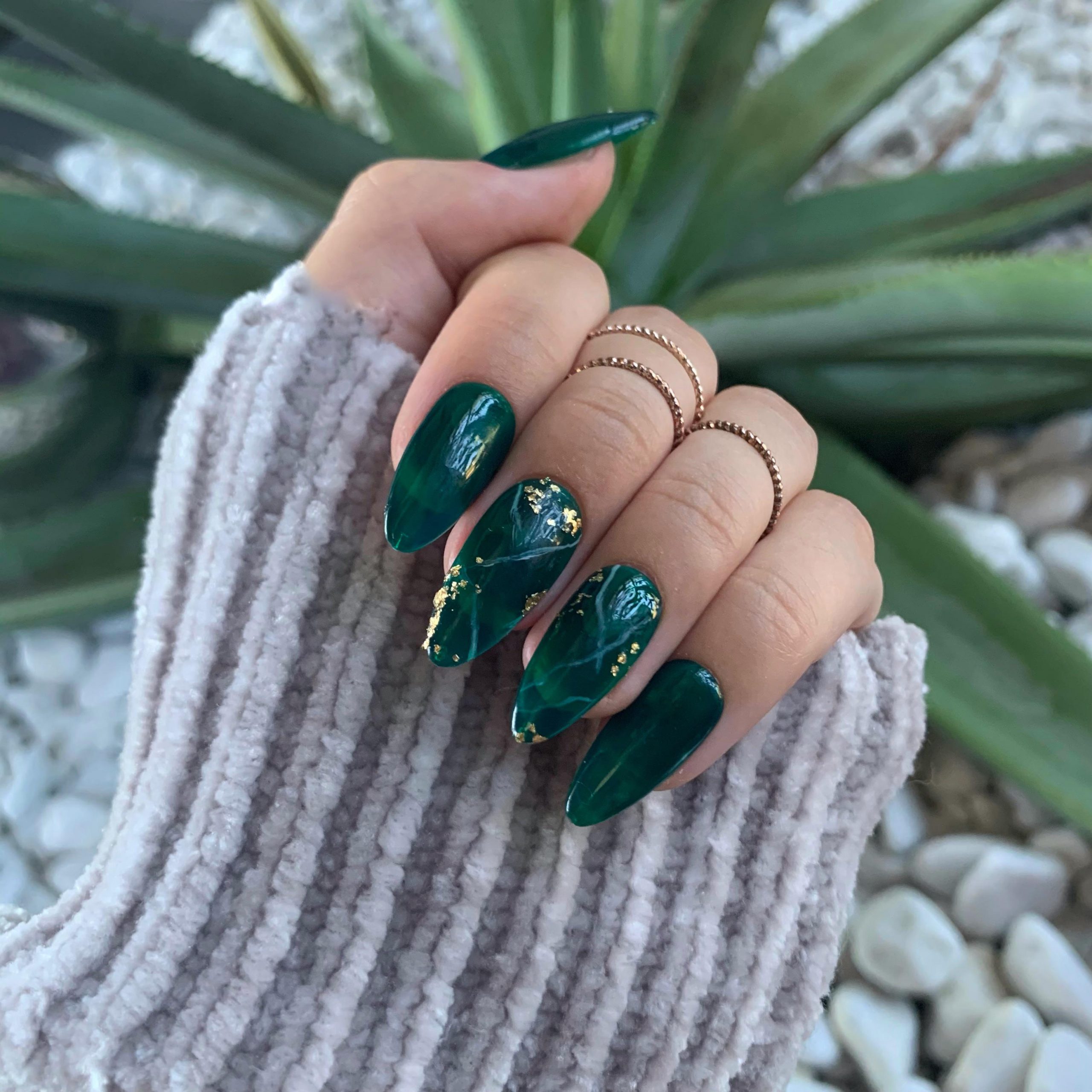 Marbled Effect With Gold Foil Accents Emerald Green Marble with Gold Foil Marbled Effect With Gold Foil Accents Emerald Green Marble with Gold Foil — Green Nail Designs
