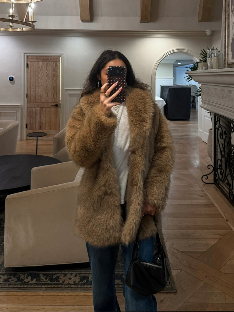 Beige Faux Fur Coat with T-Shirt and Jeans for Everyday — Faux Fur Coat Outfits