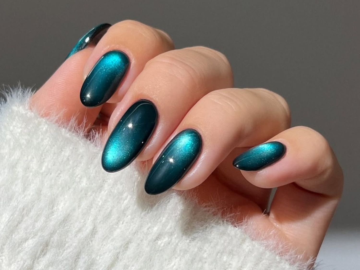Deep Teal Magnetic Cat-Eye Nails Deep Teal Magnetic Cat-Eye Nails — Winter Round Nails