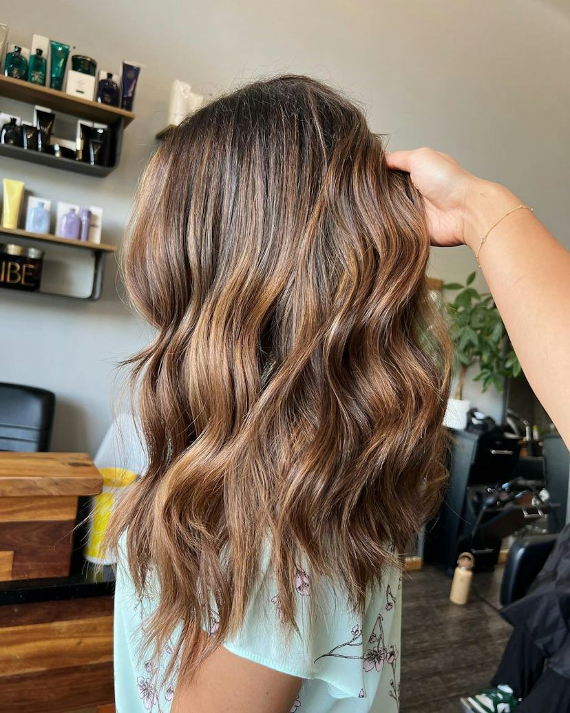 Collarbone Medium Brown With Golden Blonde Highlights Collarbone Medium Brown With Golden Blonde Highlights — Winter Highlights