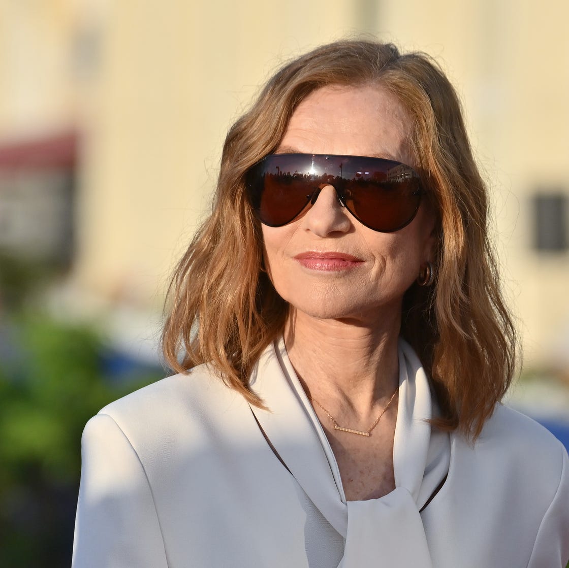 Shoulder-Length Bob With Waves Shoulder-Length Bob With Waves — Winter Hairstyles for Women Over 60