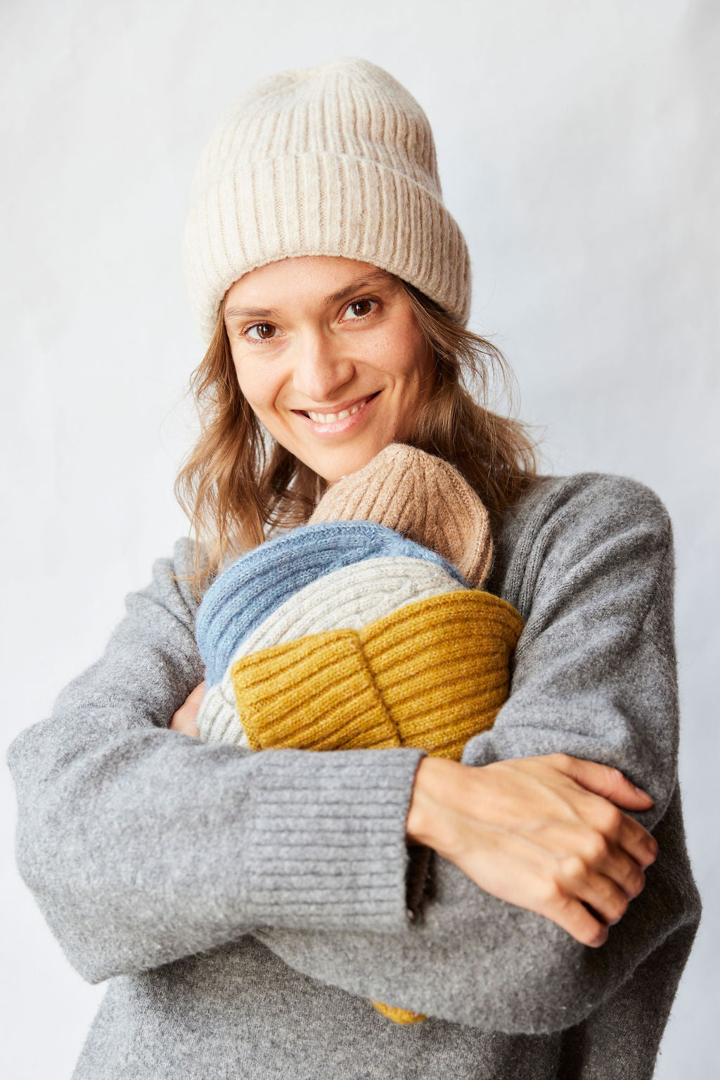 Wavy Blonde Collarbone With Cream Beanie Wavy Blonde Collarbone With Cream Beanie — Winter Hat Hairstyles