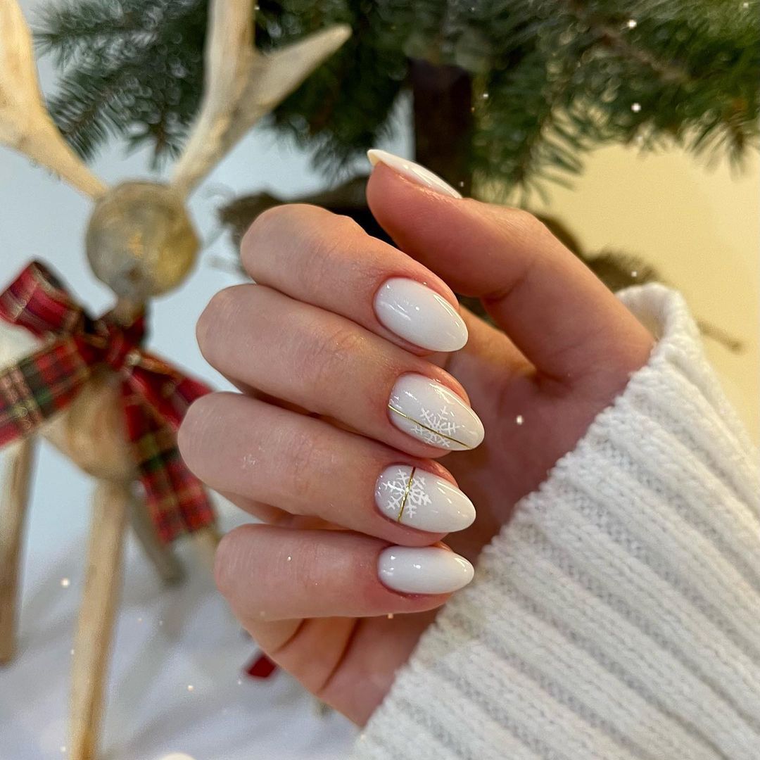 Festive Snowflake Accent Glossy White Nails Festive Snowflake Accent Glossy White Nails — Winter White Nails