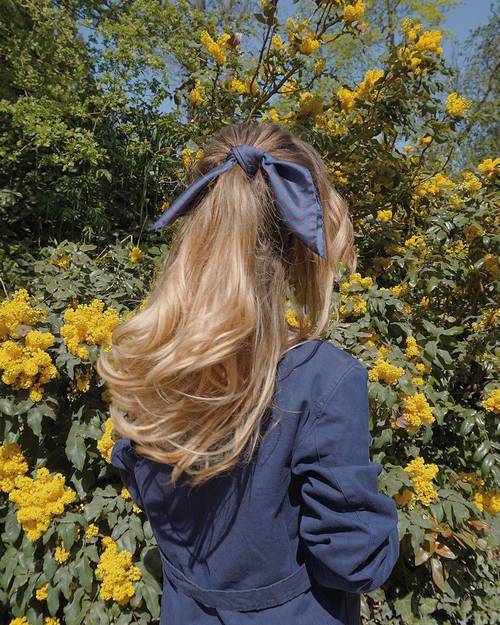 Ash Blonde Waves With Bow Accessory — Aesthetic Winter Hairstyles