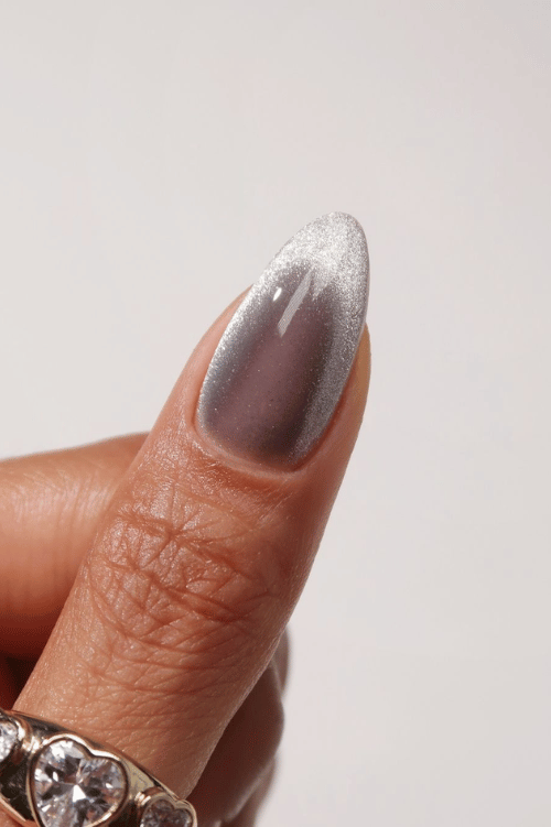 Cool Gray Glossy Cat-Eye Almond Nails Cool Gray Glossy Cat-Eye Almond Nails — Winter Gray Nails