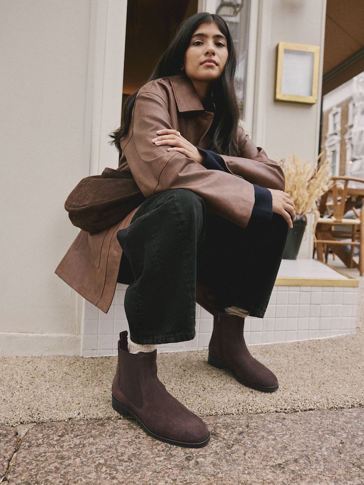Casual Contrast: Brown Chelsea Boots with Wide-Leg Pants and Leather Jacket — Brown Boots Outfits