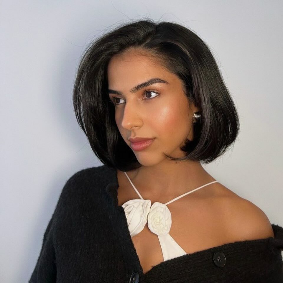 Thick Chin Blunt Bob With Inward Curve Thick Chin Blunt Bob With Inward Curve — Winter Haircuts for Straight Hair