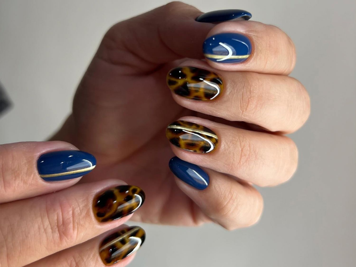 Deep Blue Tortoiseshell and Gold Stripe Nails Deep Blue Tortoiseshell and Gold Stripe Nails — Short Winter Acrylic Nails