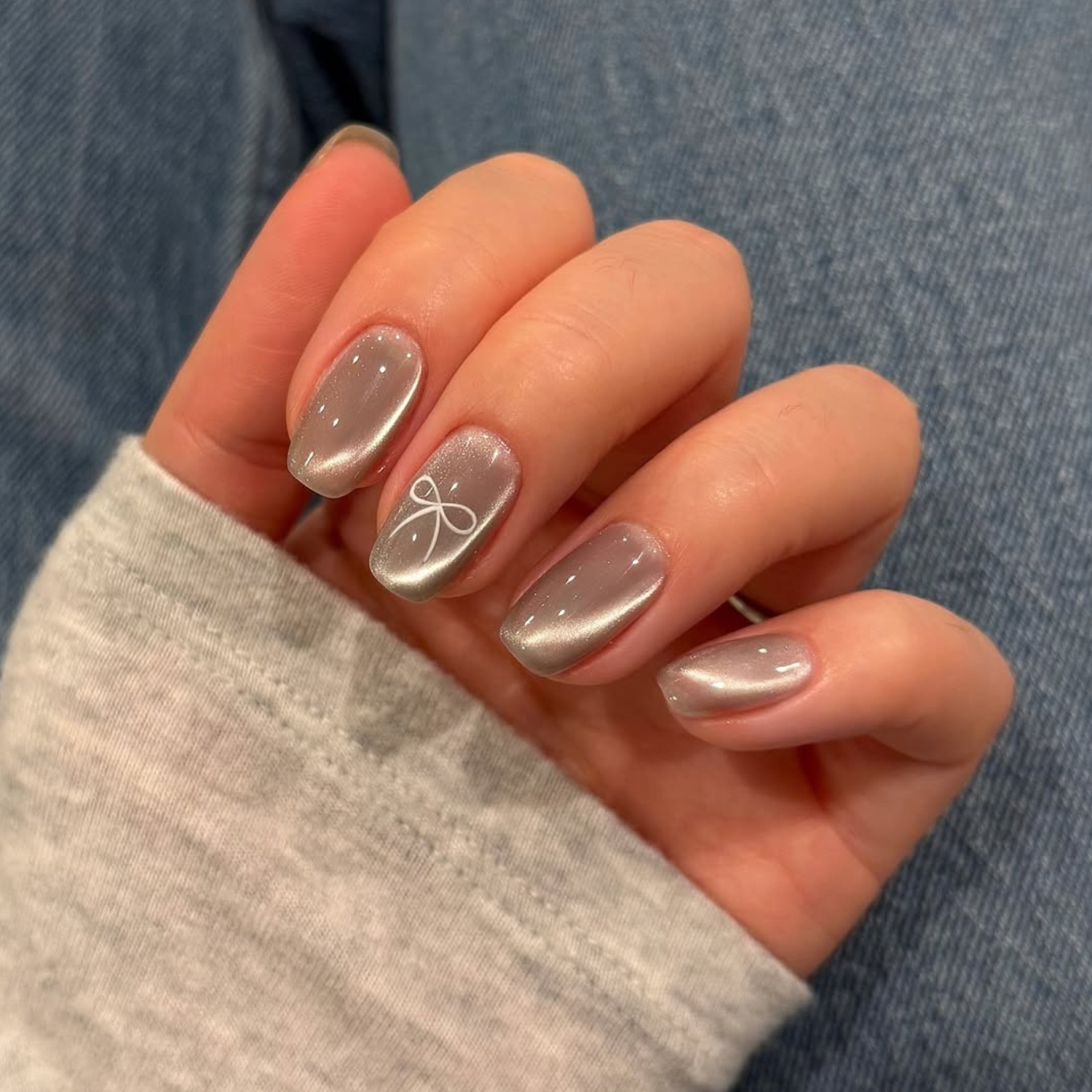 White Bow On Accent Nail Silver Grey Cat Eye with Bow White Bow On Accent Nail Silver Grey Cat Eye with Bow — Winter Cat Eye Nails
