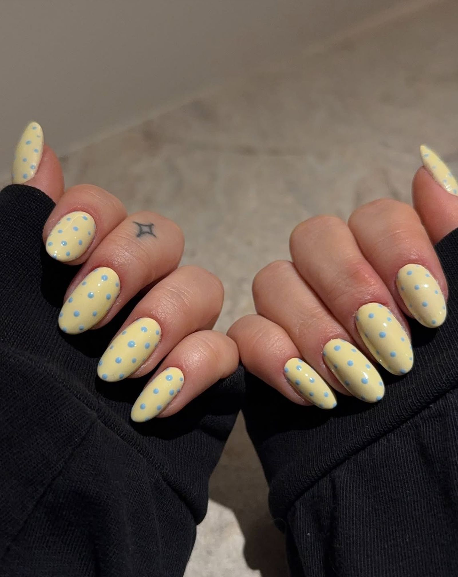 Medium Oval Pale Yellow Light Blue Polka Dot Nails Medium Oval Pale Yellow Light Blue Polka Dot Nails — Yellow Nail Designs