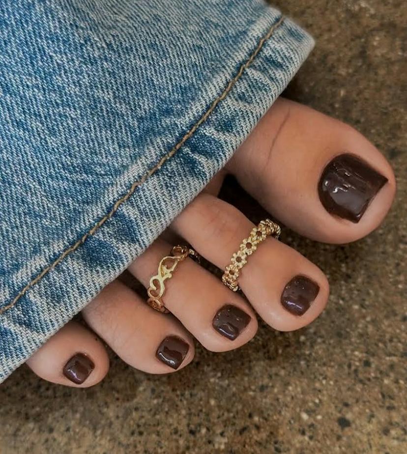None Glossy Deep Brown Toes with Ring — Winter Toe Nails