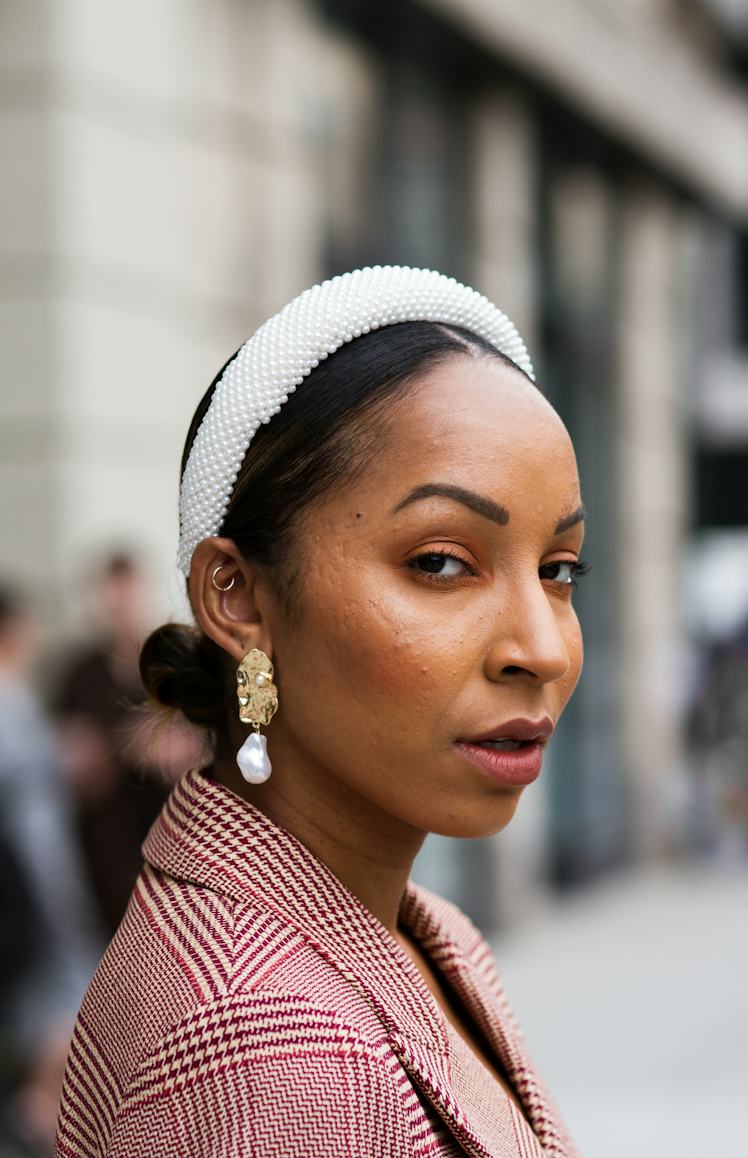 Collarbone Bob with Pearl Headband Collarbone Bob with Pearl Headband — Winter Hairstyles with Headband