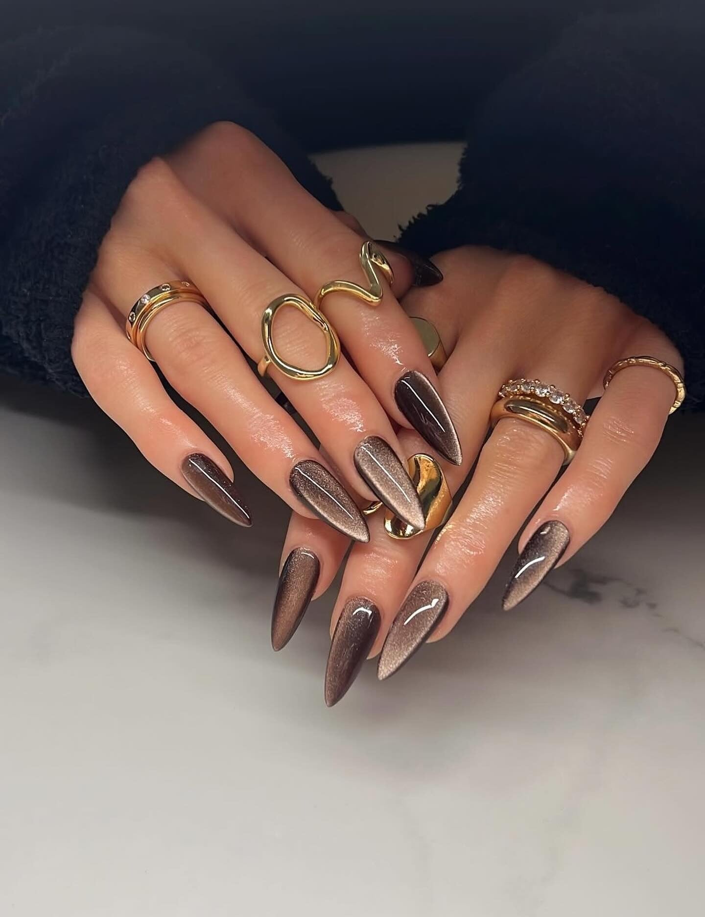 Shimmering Deep Brown Cat-Eye Shimmering Deep Brown Cat-Eye — Chocolate Brown Nails