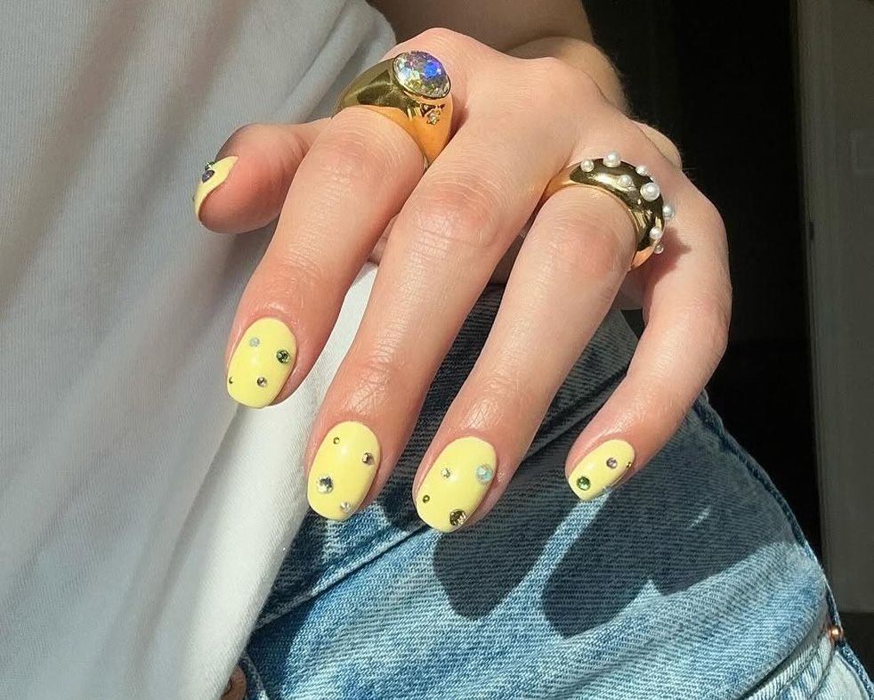 Short Oval Pale Yellow Rhinestone Nails Short Oval Pale Yellow Rhinestone Nails — Yellow Nail Designs