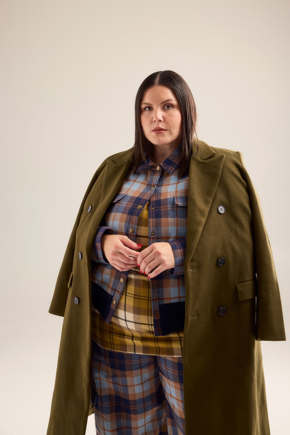 Oversized Coat Meets Fitted Layers: Plaid and Wool — Winter Outfits for Curvy Women