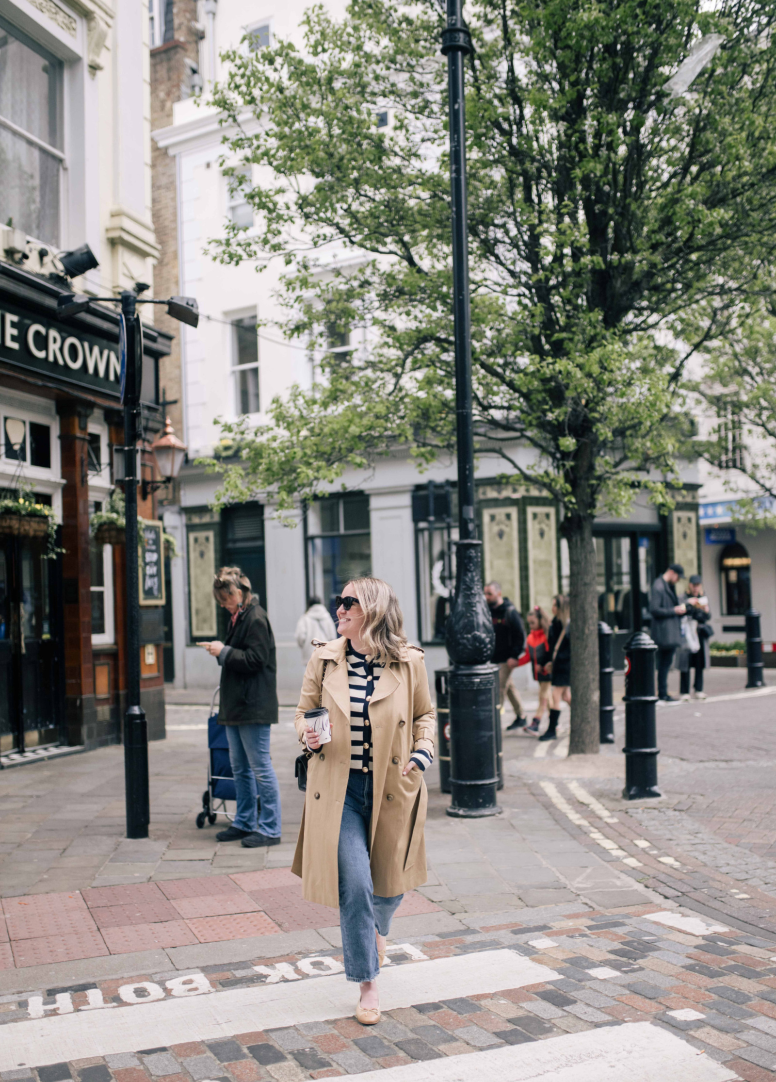 Classic Beige Trench Coat for Effortless City Chic Classic Beige Trench Coat for Effortless City Chic — London Winter Outfits