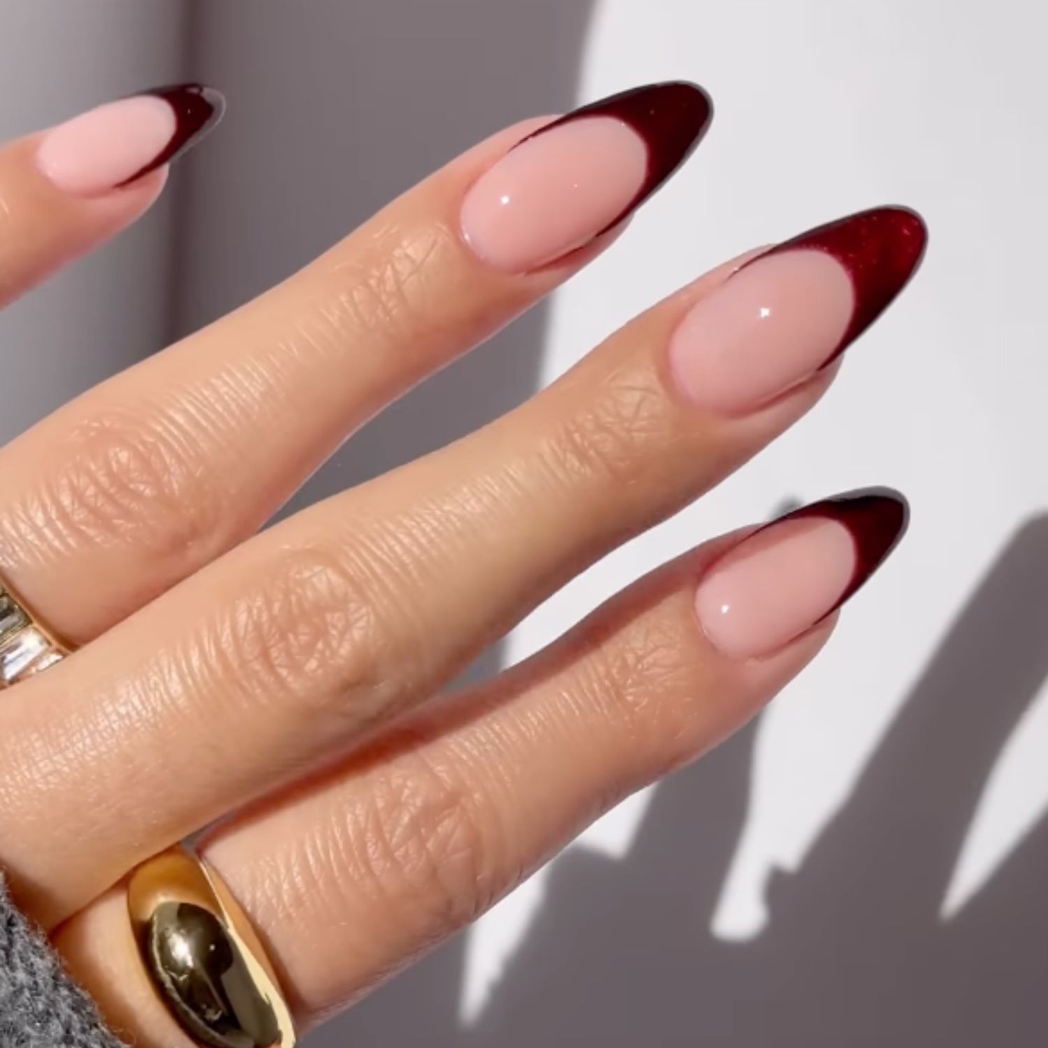 Glossy With Glitter Short Oval Pearlescent Nude Nails Glossy With Glitter Short Oval Pearlescent Nude Nails — Natural Winter Nails