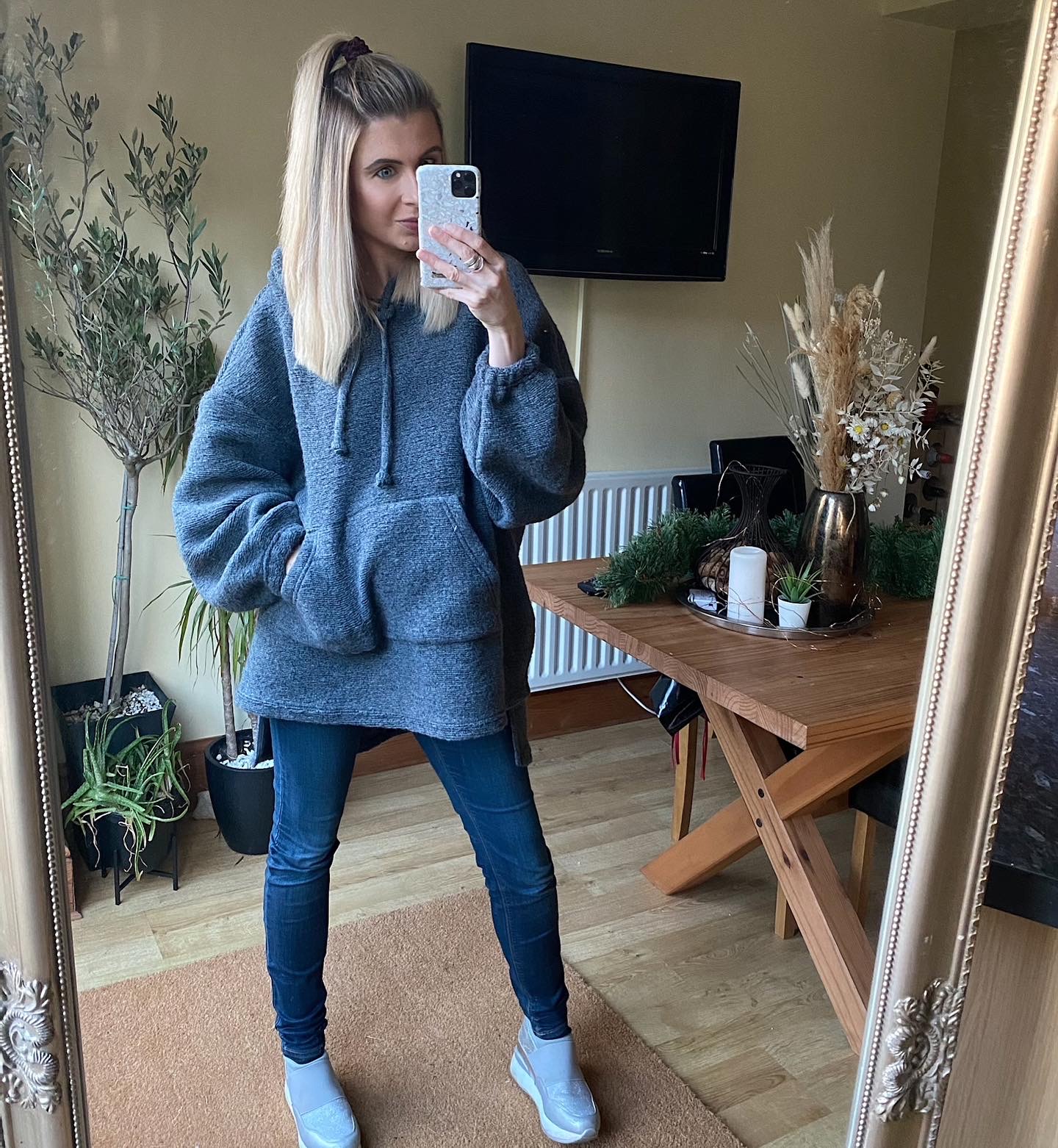 Comfortable Grey Fleece Hoodie Paired with Skinny Jeans Comfortable Grey Fleece Hoodie Paired with Skinny Jeans — Late Winter Outfits
