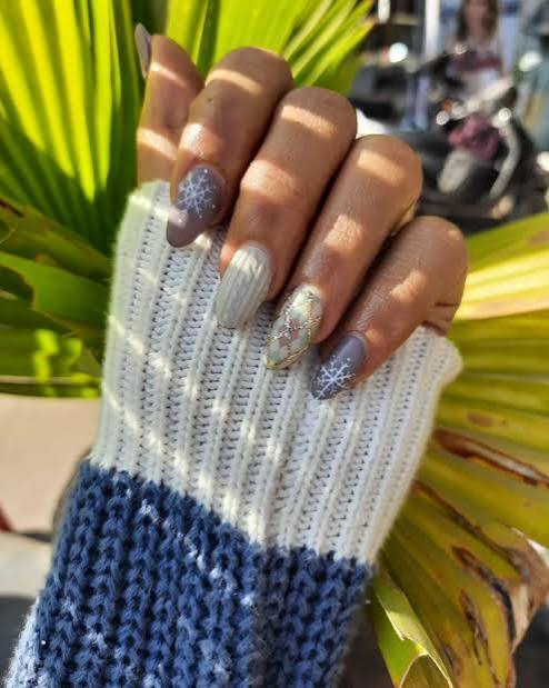 Chic Grey Beige Winter Abstracts Chic Grey Beige Winter Abstracts — Cute Winter Nails