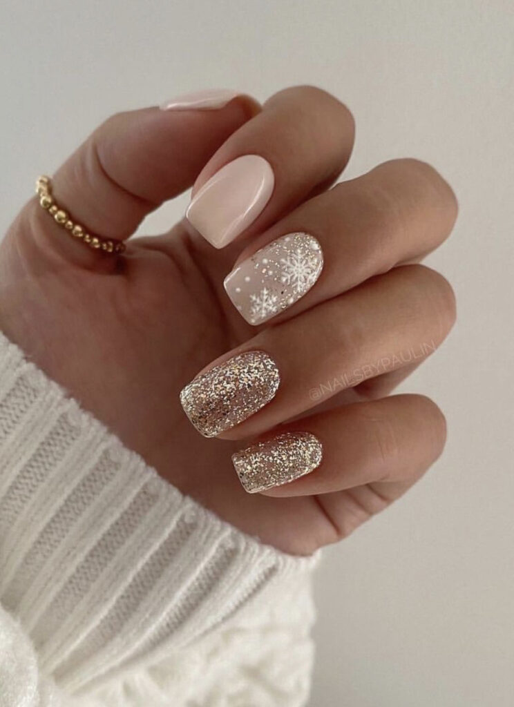 Snowflake Glitter Accent Square Nails Snowflake Glitter Accent Square Nails — Short Winter Square Nails