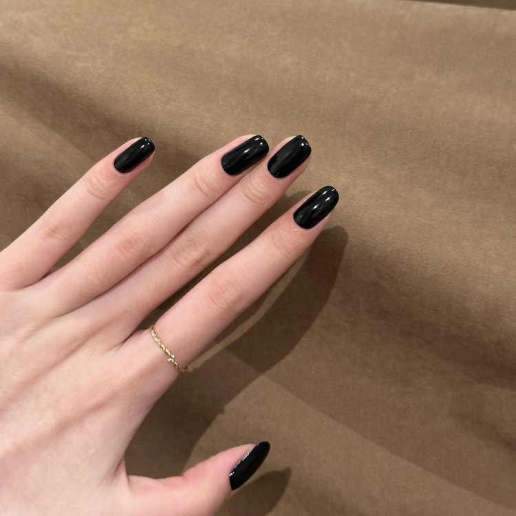 Classic Solid Glossy Black Oval Nails — Winter Black Nails
