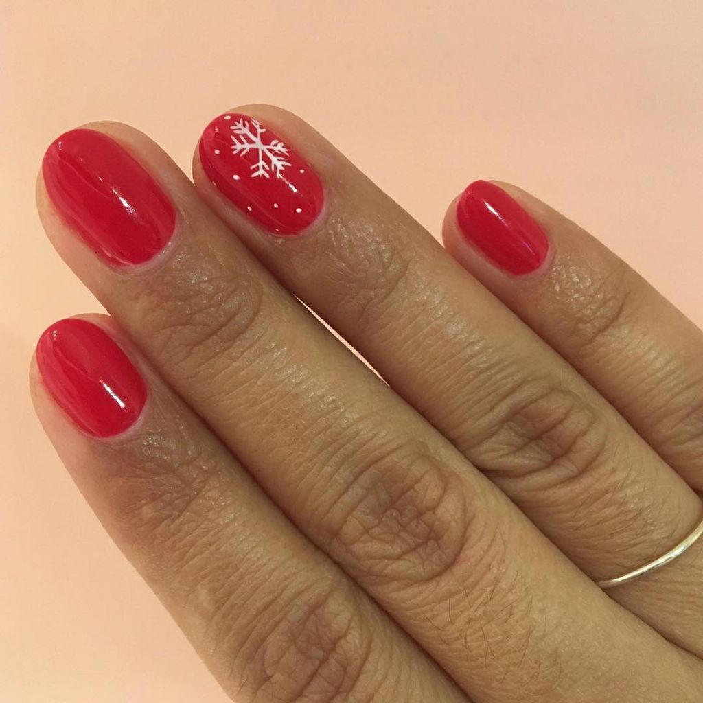 Bright Red Snowflake Accent Nail Bright Red Snowflake Accent Nail — Winter Round Nails