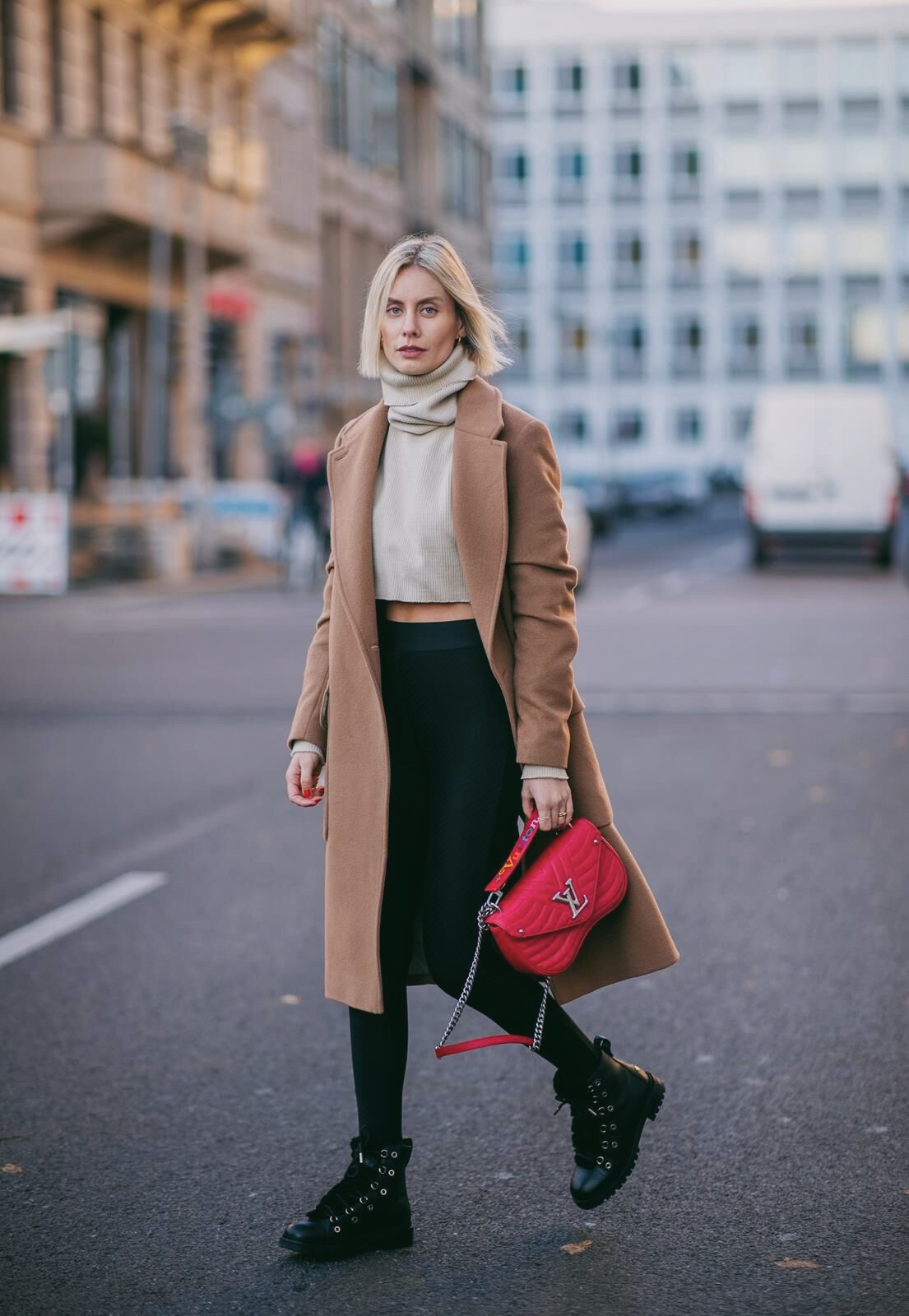 Street Style: Camel Coat, Beige Turtleneck, and Red Handbag Street Style: Camel Coat, Beige Turtleneck, and Red Handbag — Camel Coat Outfits