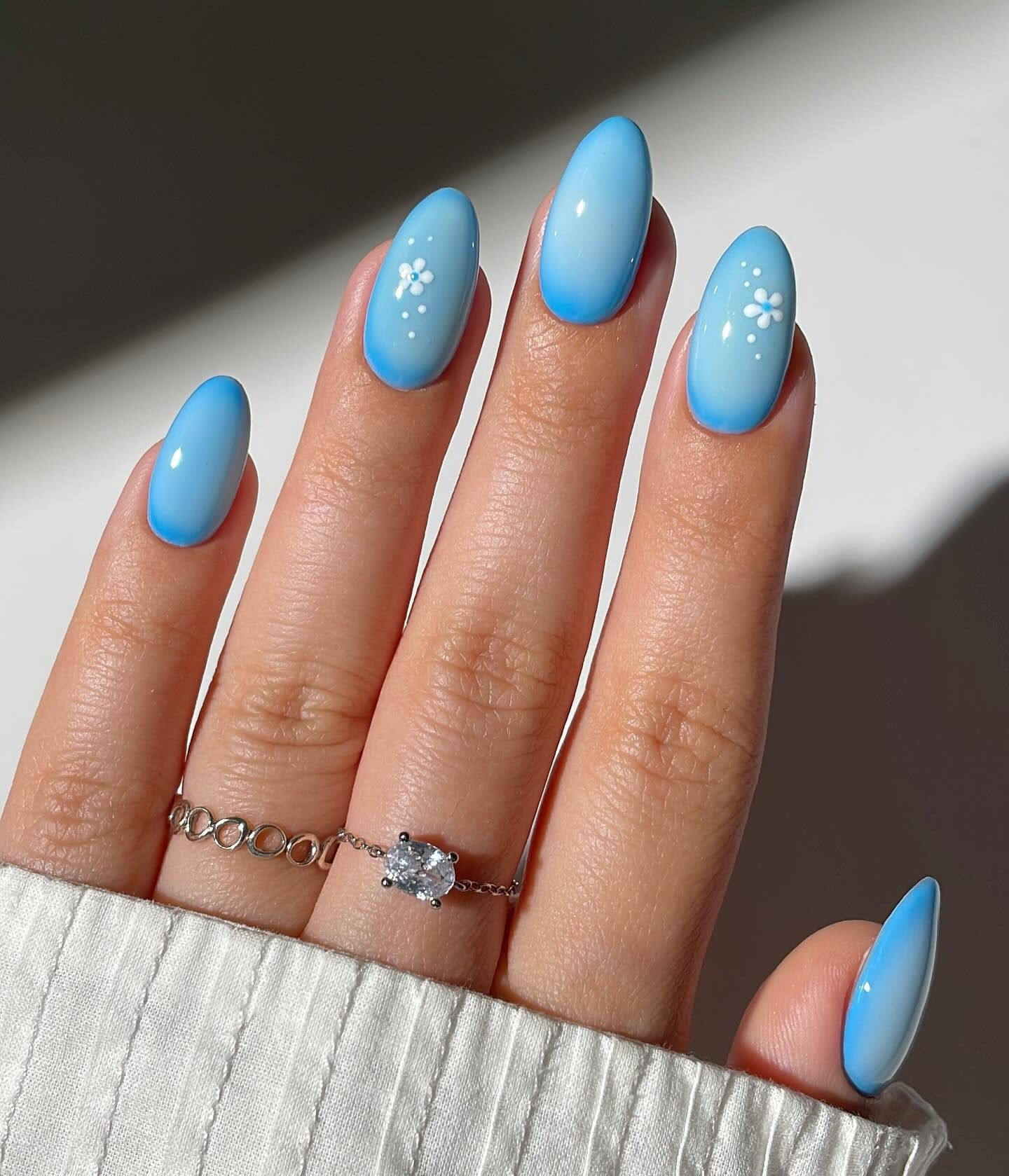 Light Blue to White Gradient Floral Nails — Blue Nail Inspo