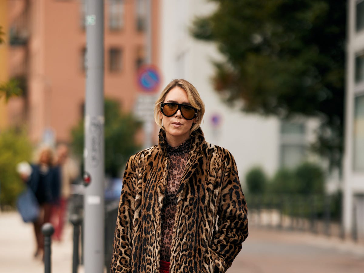 Matching Leopard Set with Red Trousers for Evening Matching Leopard Set with Red Trousers for Evening — Leopard Coat Outfits