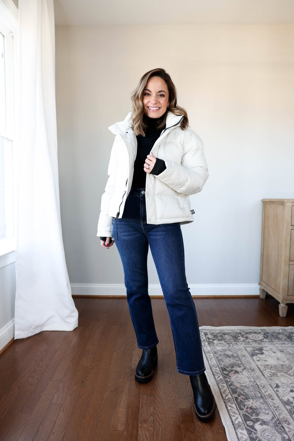 Black Chelsea Boots with Puffer Jacket and Straight-Leg Jeans Black Chelsea Boots with Puffer Jacket and Straight-Leg Jeans — Chelsea Boots Outfits