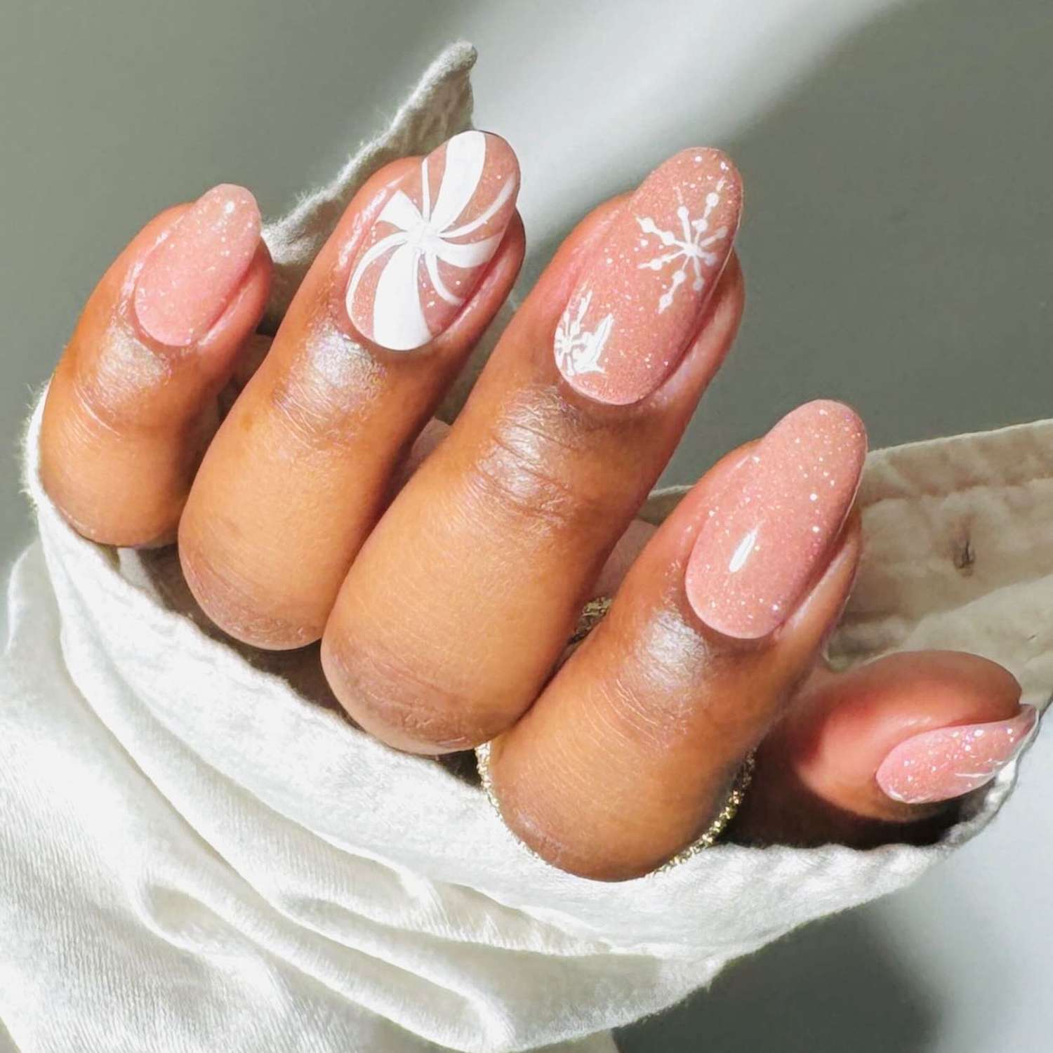 Peppermint Swirl Glitter Oval Nails Peppermint Swirl Glitter Oval Nails — Medium Length Winter Nails
