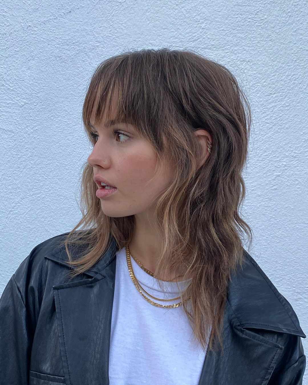 Medium Brown Mid-Back Shag With Loose Waves Medium Brown Mid-Back Shag With Loose Waves — Winter Shag Haircuts
