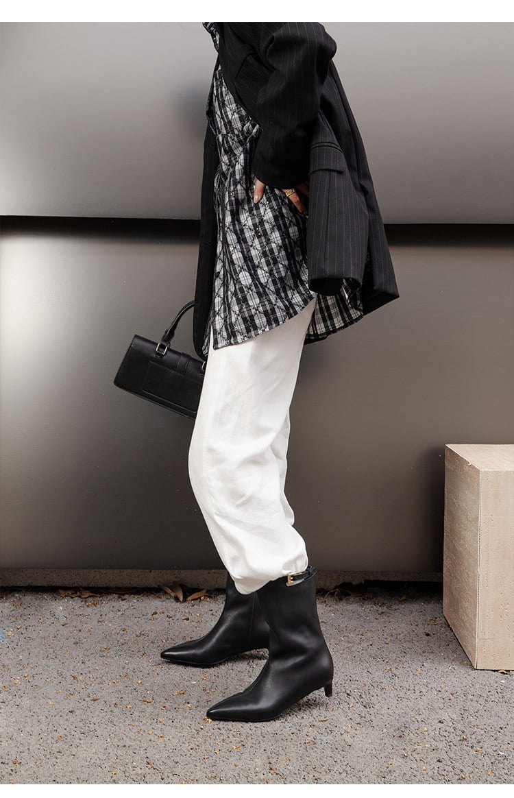 Plaid Shirt and White Trousers with Pointed Ankle Boots Plaid Shirt and White Trousers with Pointed Ankle Boots — Ankle Boots Outfits