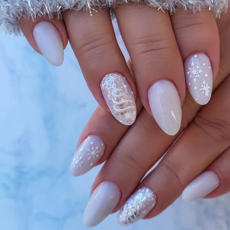 White Christmas Tree Motif Oval Nails — Winter Glitter Nails