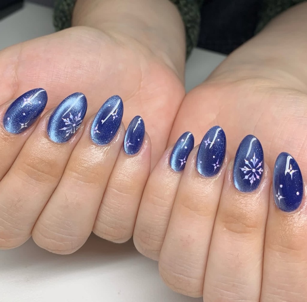 Deep Blue Snowflake Star Art Deep Blue Snowflake Star Art — Winter Cat Eye Nails