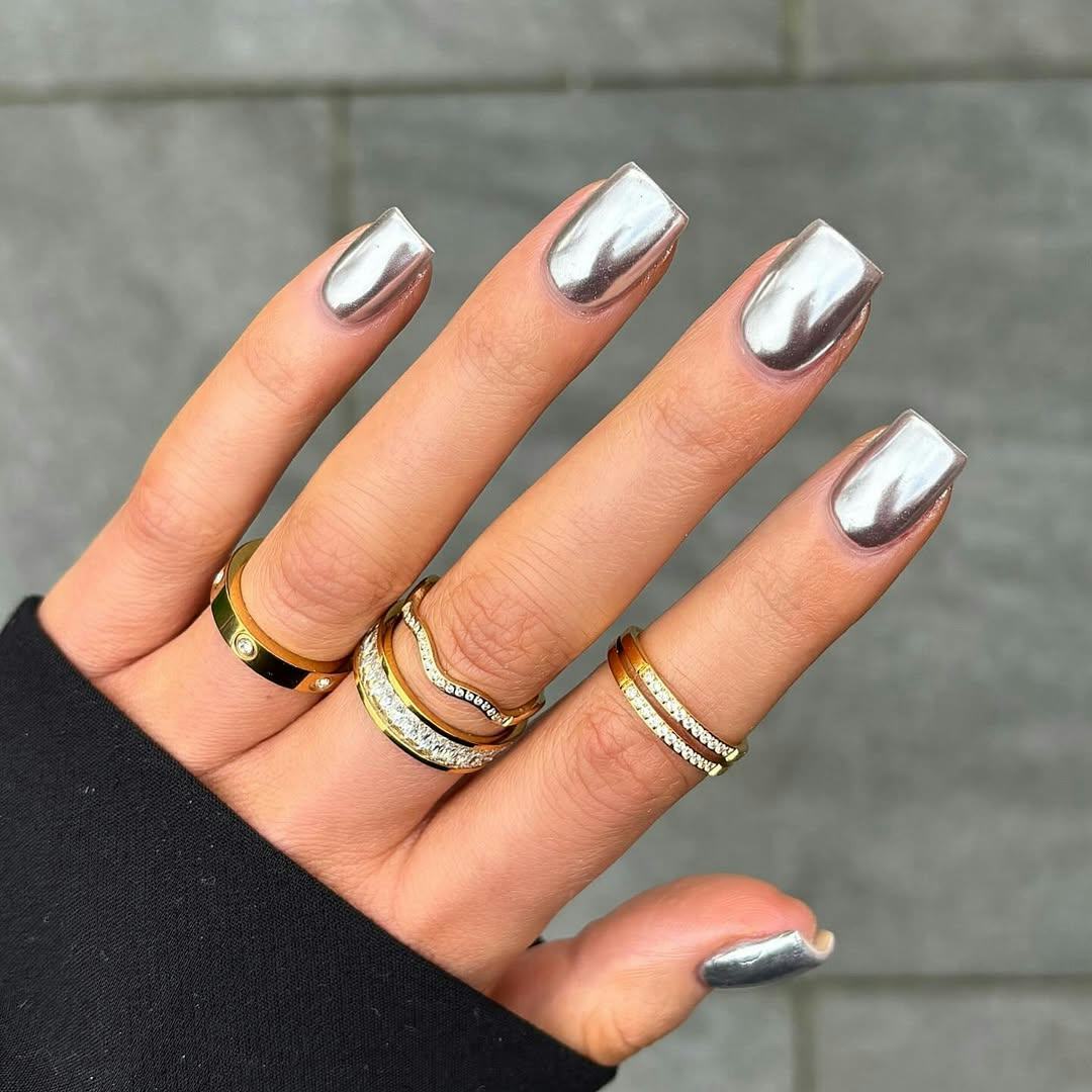 Mirror-Like Chrome Finish Visual Idea — Silver Chrome Nails